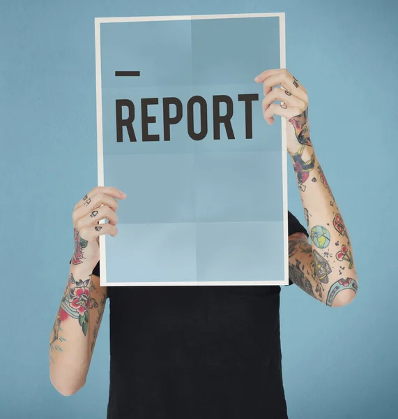 Kvinna med tatueringar håller plakat — Stockfoto