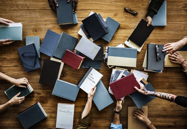 Hände mit Büchersammlung — Stockfoto