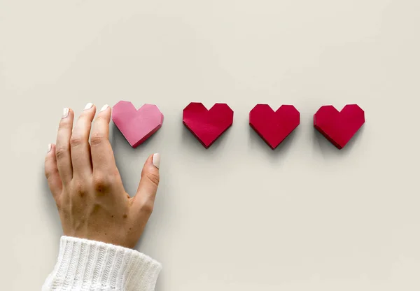 Mão feminina e formas de coração — Fotografia de Stock