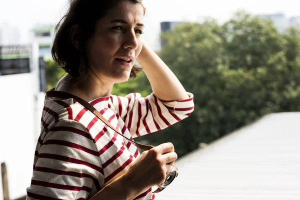 Mujer adulta con cámara — Foto de Stock