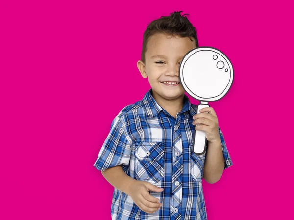 Jongen op zoek in Vergrootglas — Stockfoto