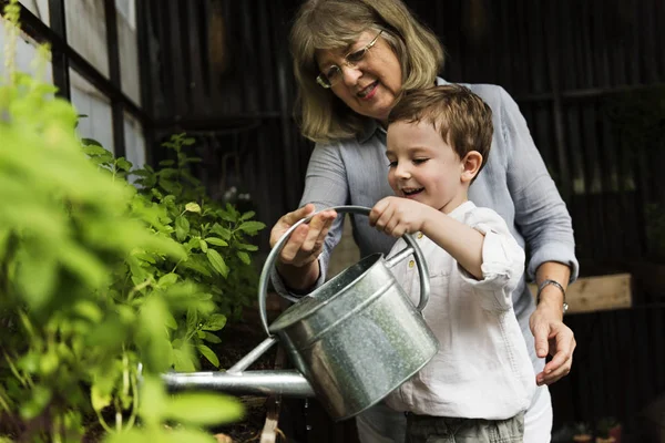 Abuela y nieto regar plantas — Foto de Stock