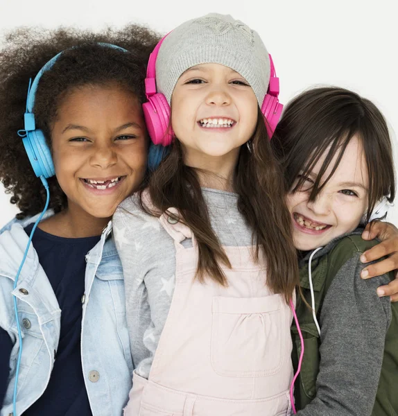 Meninas usando fones de ouvido — Fotografia de Stock