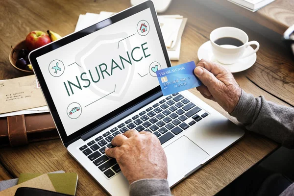 Man holding credit card — Stock Photo, Image