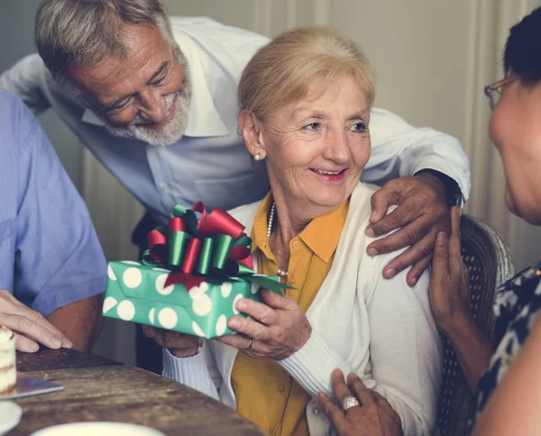 Anziani che festeggiano il compleanno — Foto Stock