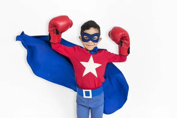 Jongen in superheld kostuum — Stockfoto