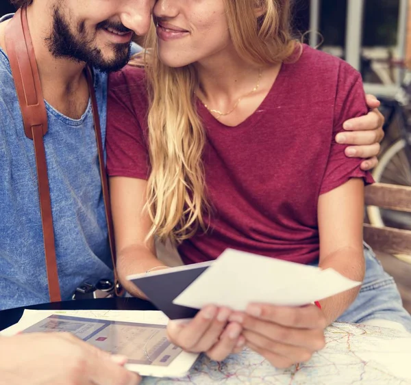 Verliebtes Paar surft auf digitalem Tablet — Stockfoto