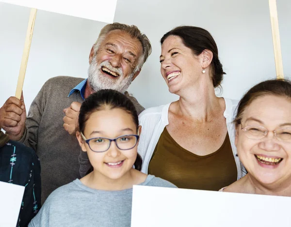 Glückliche Menschen mit Protestbannern — Stockfoto