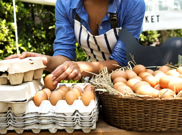 Жінка продає свіжі курячі яйця — стокове фото