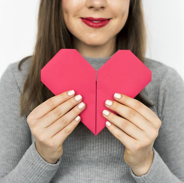 Lady håller papper hjärta — Stockfoto