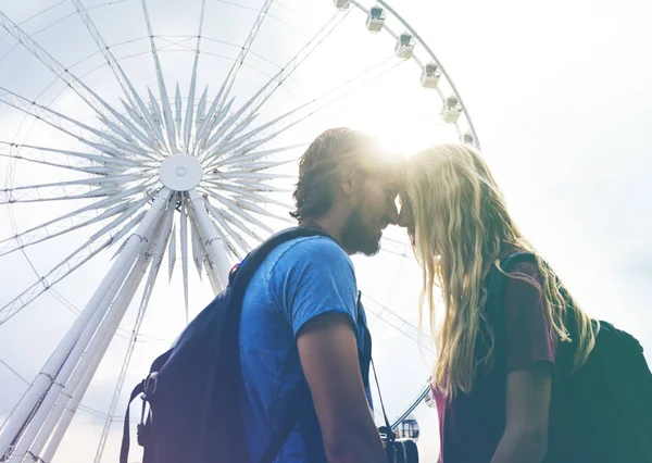 カップルが遊園地でキス — ストック写真