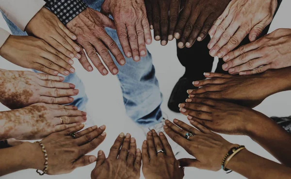 Mãos de pessoas multiétnicas — Fotografia de Stock