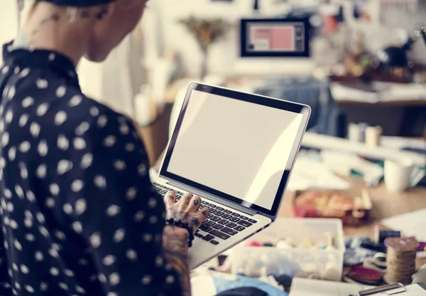 Designer criativo usando laptop — Fotografia de Stock