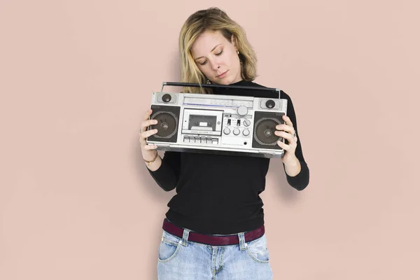 Vrouw met media speler boombox — Stockfoto