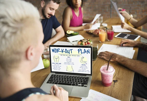 Fitness jovens adultos em reunião — Fotografia de Stock