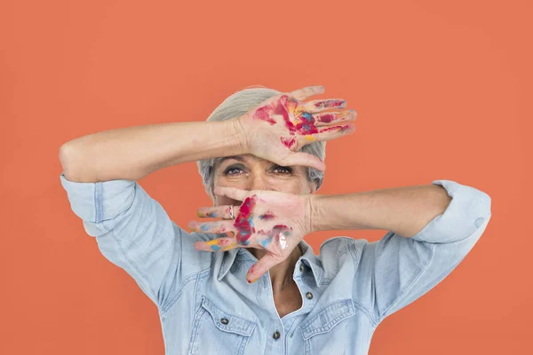 Mujer madura cubriendo la cara —  Fotos de Stock