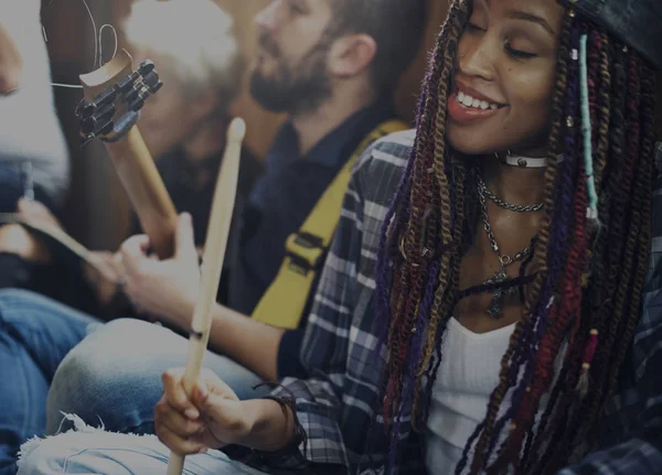 Uomo che suona la chitarra — Foto Stock