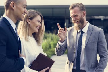 İş adamları konuşuyor.