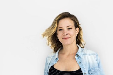 Studio sarışın kadın