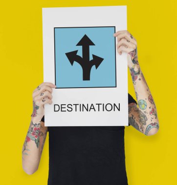 Dövmeli afişini tutan kadın