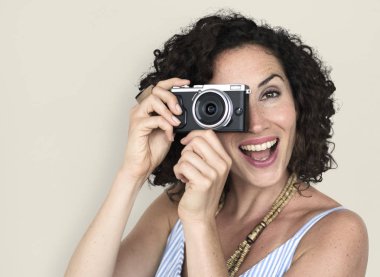 Vintage fotoğraf makinesi kullanan kadın