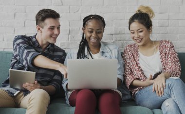 Arkadaşlar dijital cihazlar kullanarak 