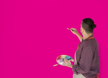 Palet ile erkek sanatçı