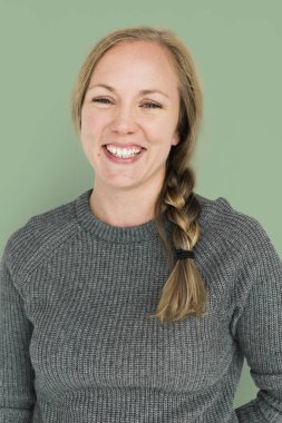 Gülümseyen genç kadın