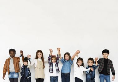 Tutuşup ve gülümseyen çocuklar