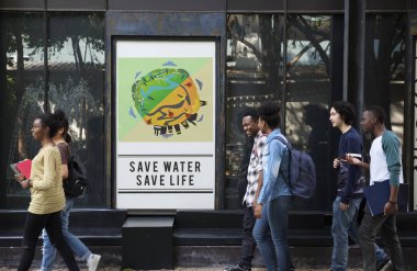 Afişini yürüyen öğrenciler 