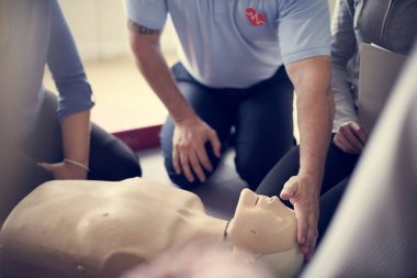 İnsanlara Cpr ilk yardım eğitimi 