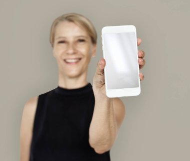 Cep telefonu tutan kadın.