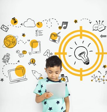 Dijital tablet kullanan çocuk