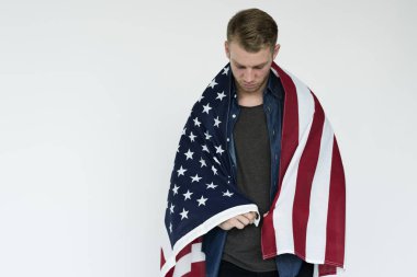 Stüdyoda poz veren adam