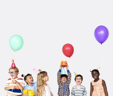 çok güzel çocuk partisi kutluyor