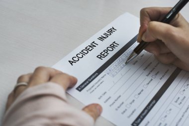 kişi holding kalem ve yazma