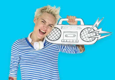 Boombox ile poz kadın