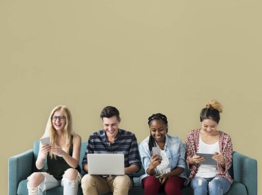 Dijital cihazlar kullanan öğrenciler