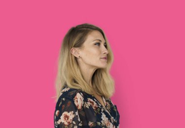 Studio sarışın kadın