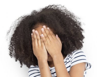 Kız kapsayan yüz eller ile