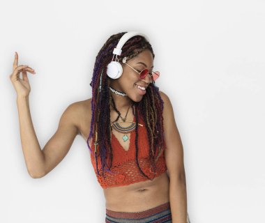 kadın müzik dinleme dreadlocks ile