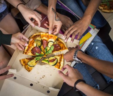 Arkadaşlar pizza paylaşımı