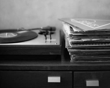 Klasik vinil plak çalar