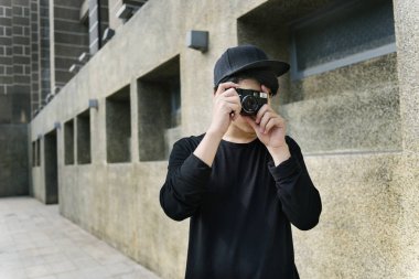 Asyalı çocuk alarak fotoğraf