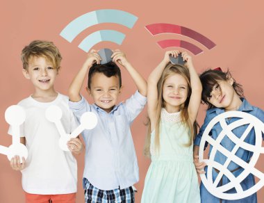 Bağlantı sembolleri tutan çocuk kağıt