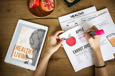 Kadın dijital tablet ile planı yapma