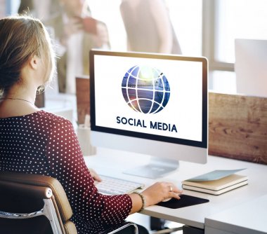 Bilgisayarda çalışan iş kadını