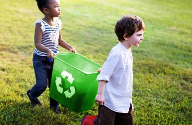 Çocuklar ayıran Can geri dönüşüm