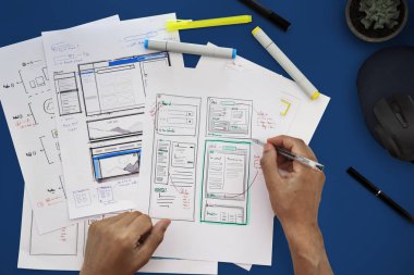 masada çalışan yaratıcı tasarımcı