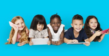 Dijital aygıt kullanarak okul arkadaşları